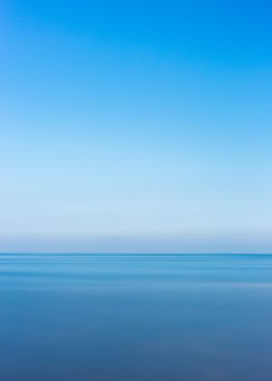 Photo d'un ciel bleu et de la mer